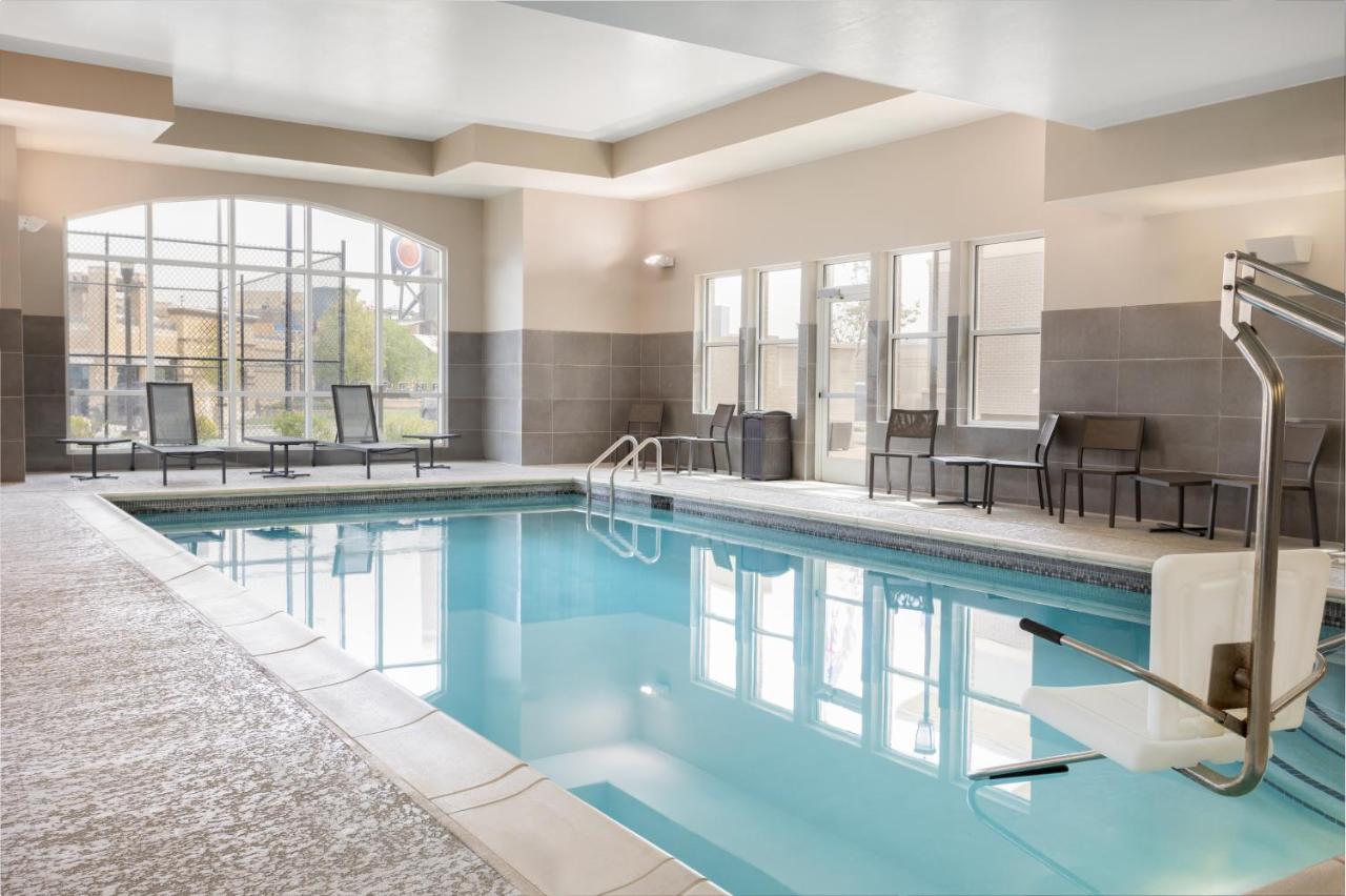 Hotel By Marriott Kansas At The Legends 3*