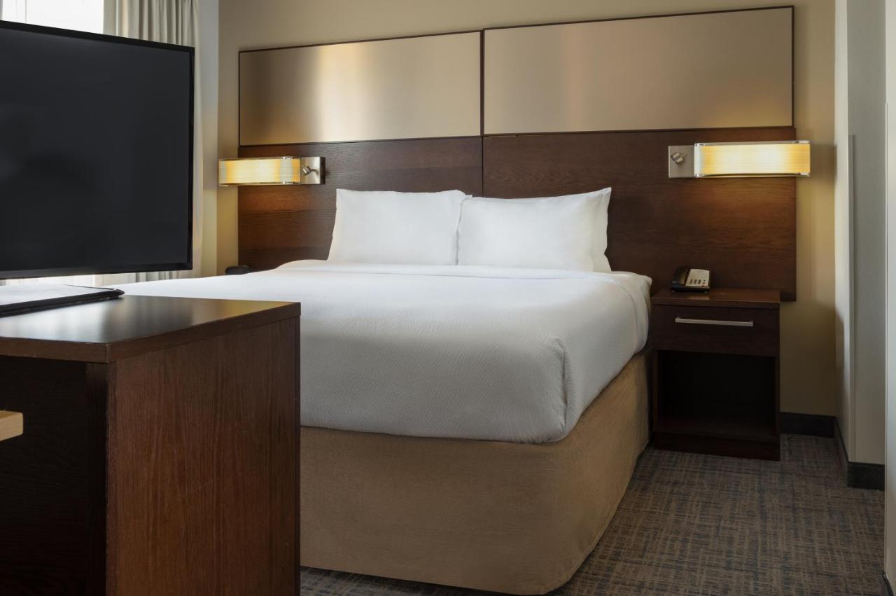 By Marriott Kansas At The Legends Hotel Kansas City