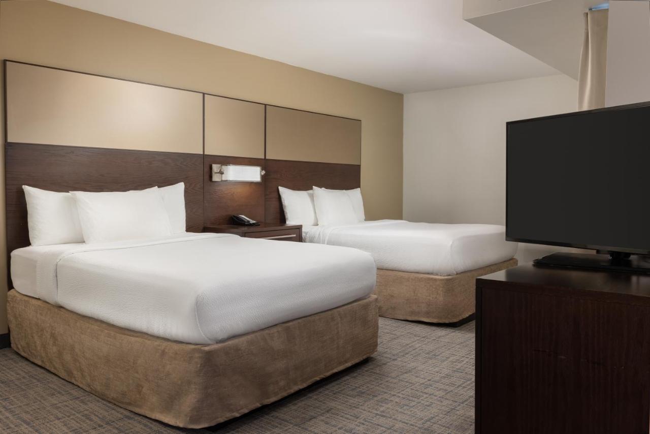 By Marriott Kansas At The Legends 3* Kansas City