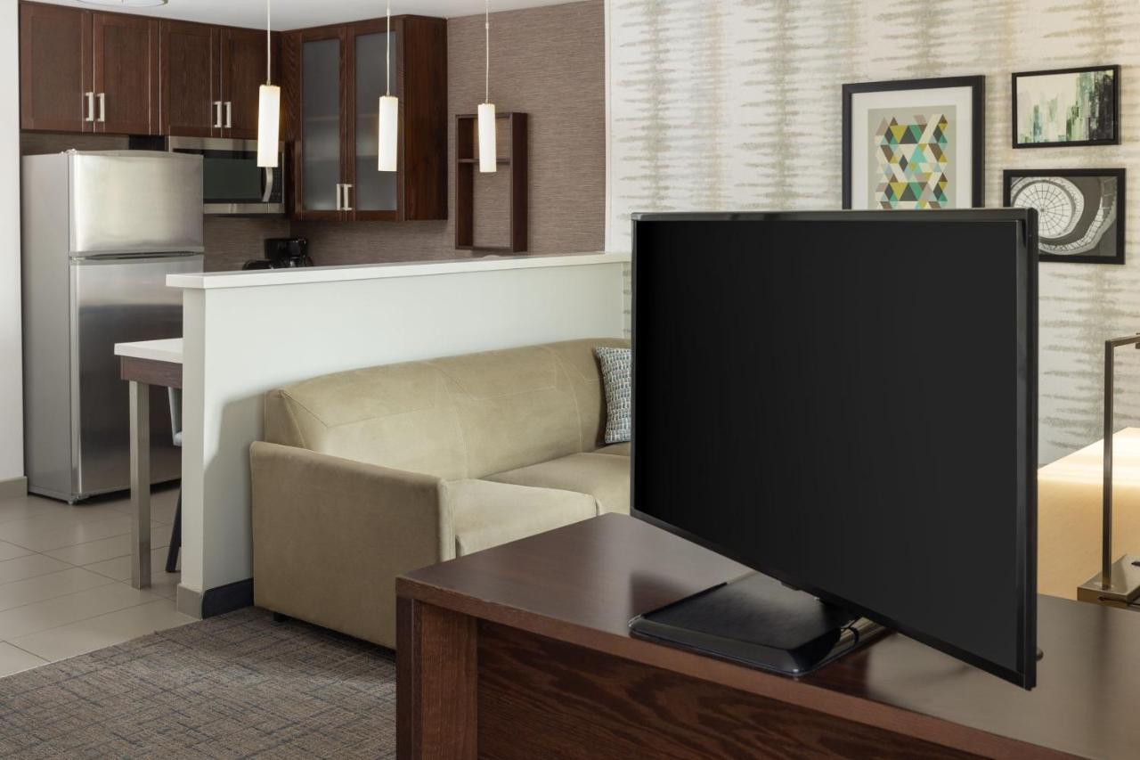 By Marriott Kansas At The Legends 3* Kansas City