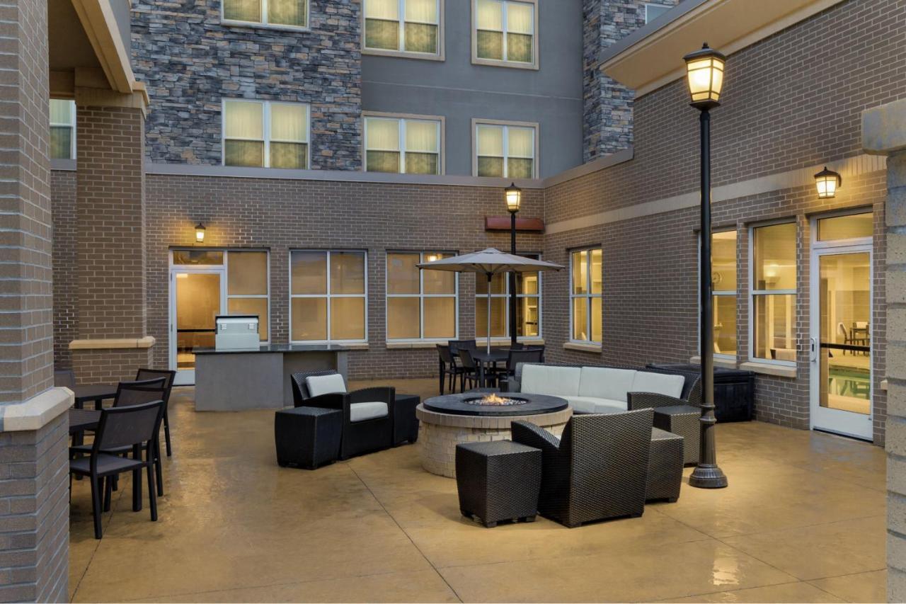 Hotel By Marriott Kansas At The Legends 3*