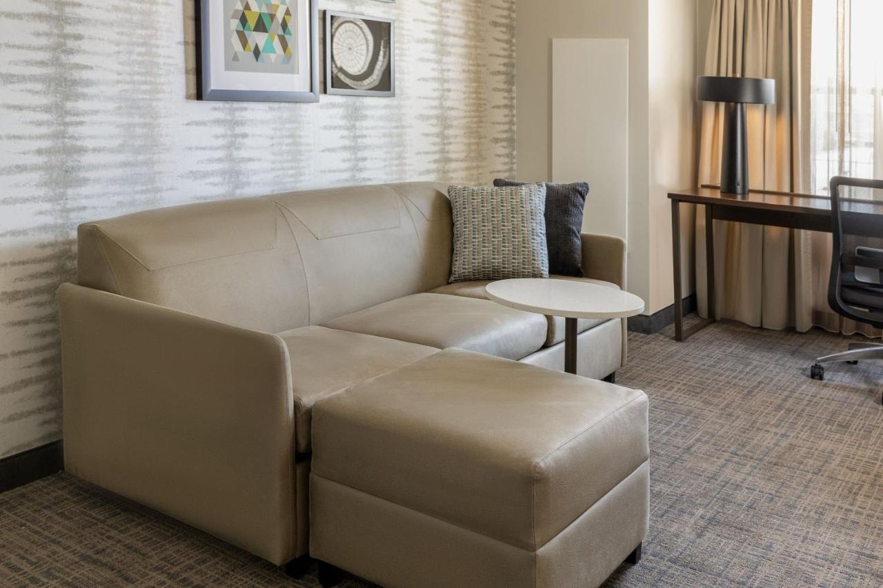 Hotel By Marriott Kansas At The Legends