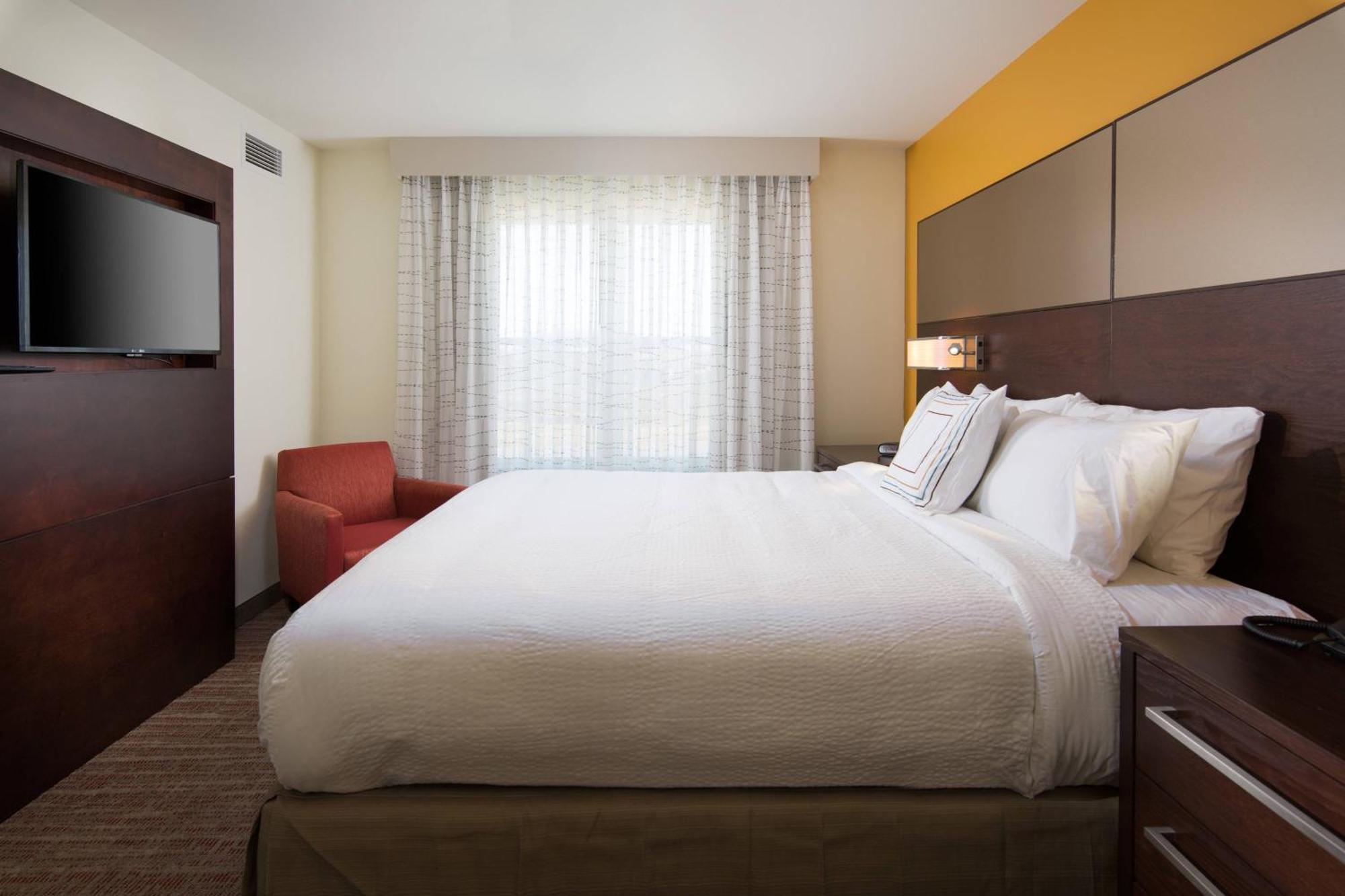 By Marriott Kansas At The Legends Hotel