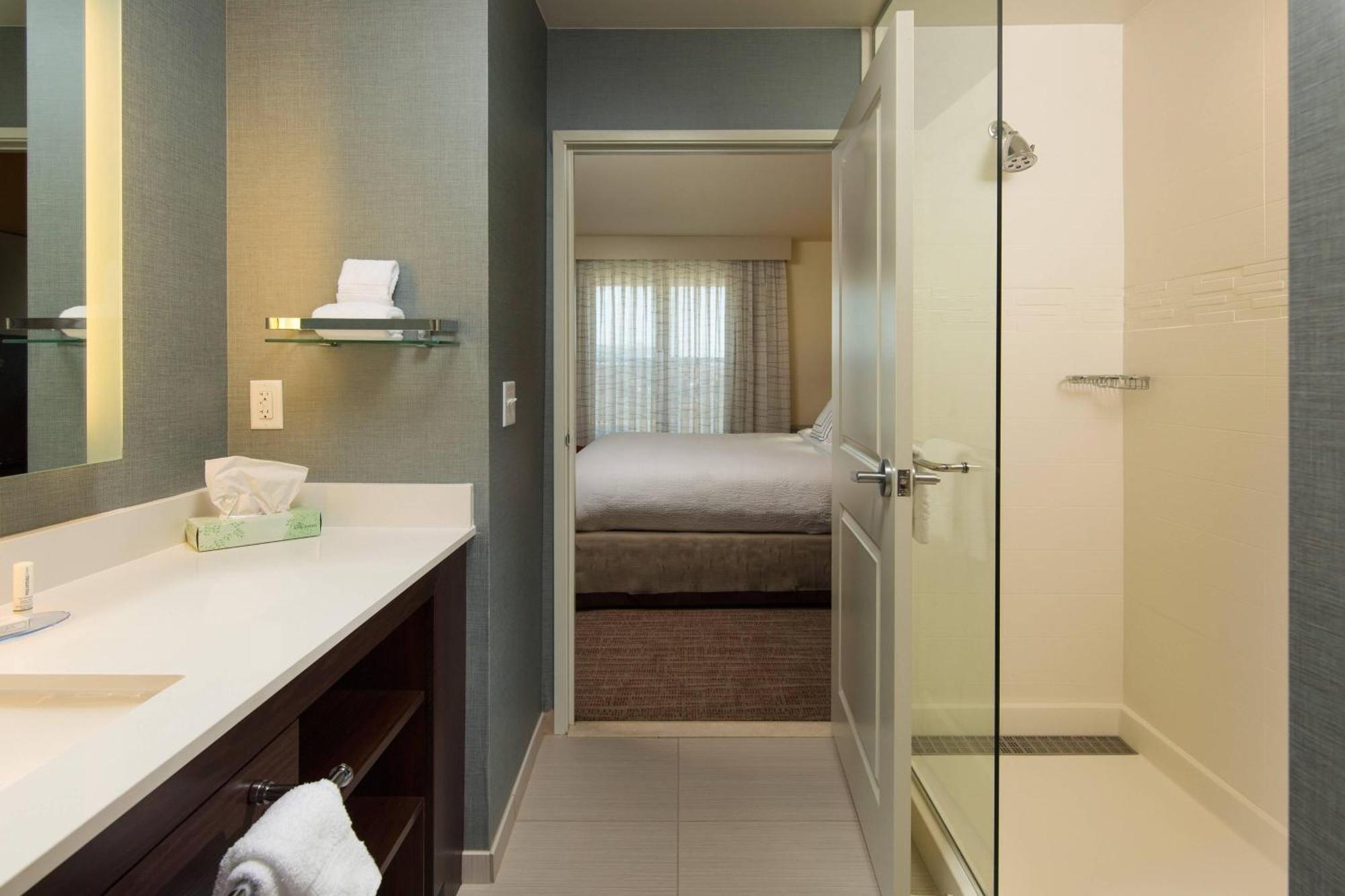Hotel By Marriott Kansas At The Legends