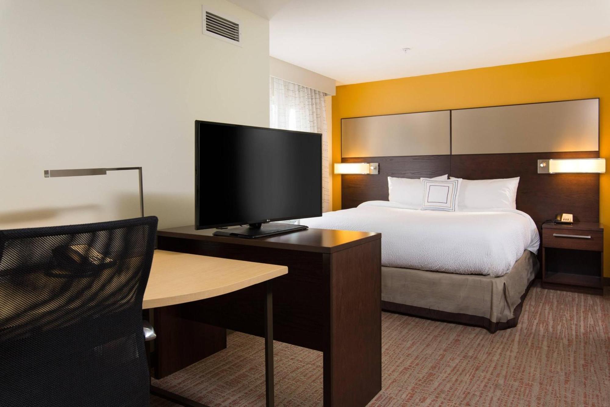 Hotel By Marriott Kansas At The Legends 3*