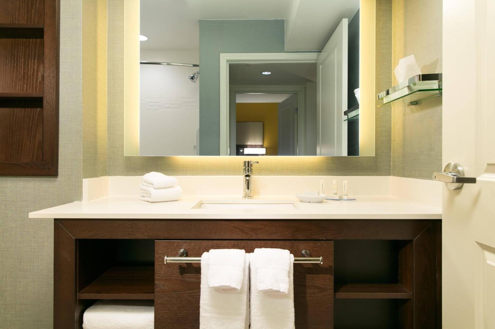 By Marriott Kansas At The Legends