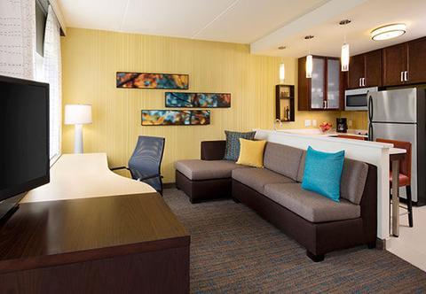 By Marriott Kansas At The Legends 3*