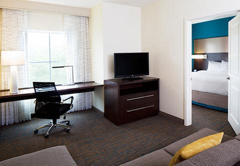 By Marriott Kansas At The Legends