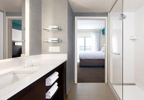 By Marriott Kansas At The Legends Kansas City