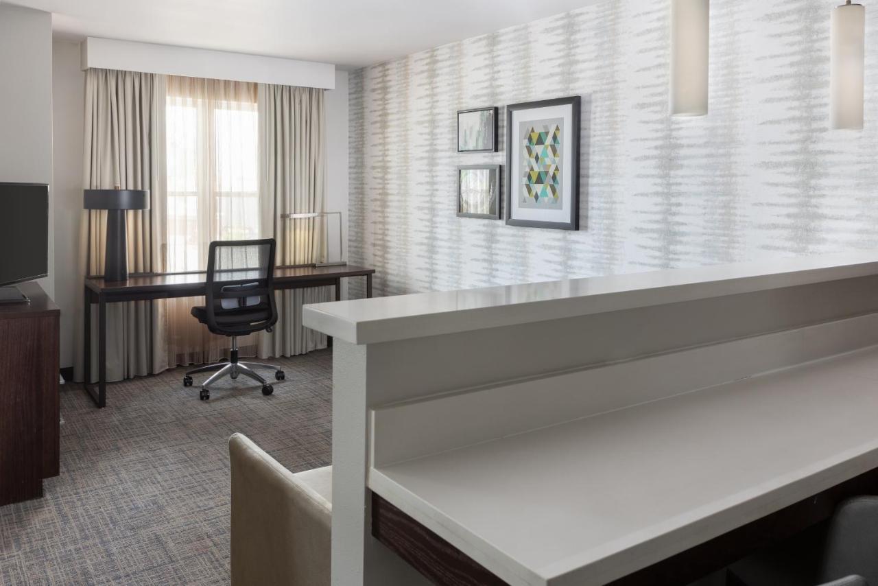 By Marriott Kansas At The Legends Hotel